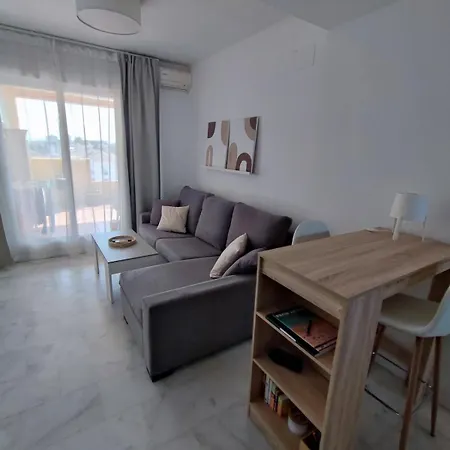 Pet Friendly Beautiful Flat With View, 3 Pools Apartment Fuengirola